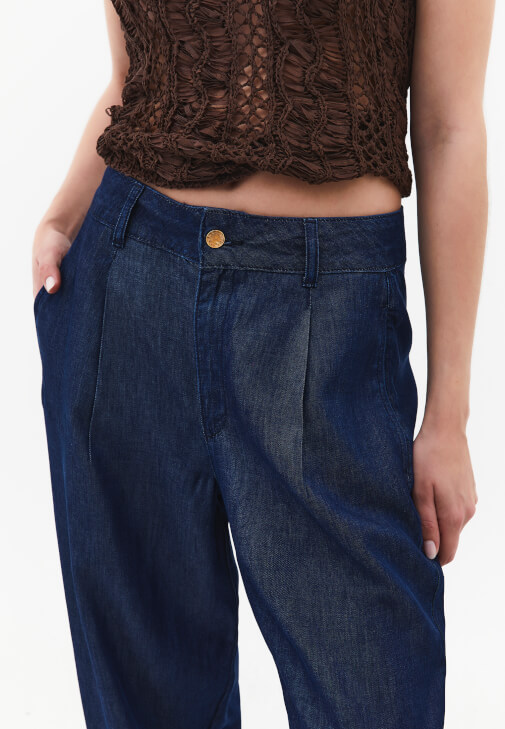 Denim Balon Pantolon ve Atlet Kombini