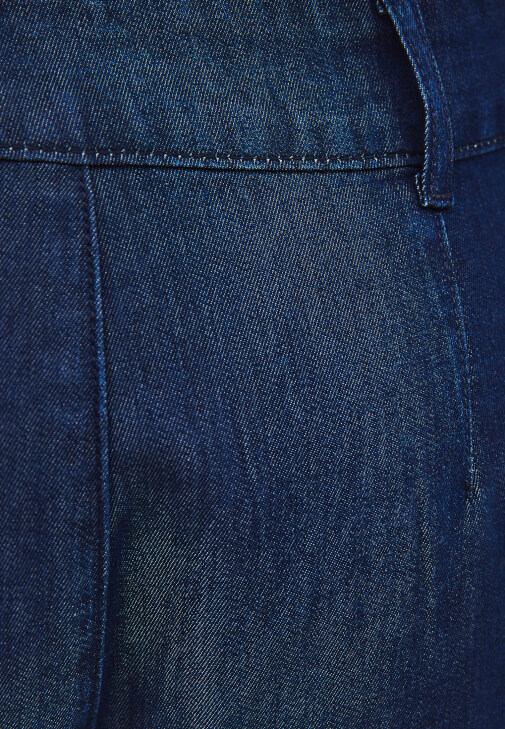 Denim Balon Pantolon ve Atlet Kombini