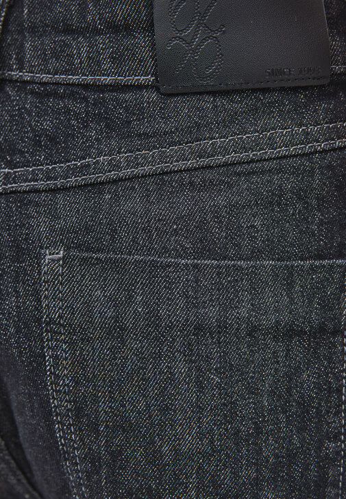 Baggy-Fit Denim ve Denim Gömlek Kombini