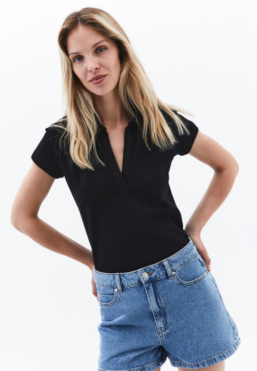 Polo Yaka Tişört ve Denim Şort Kombini