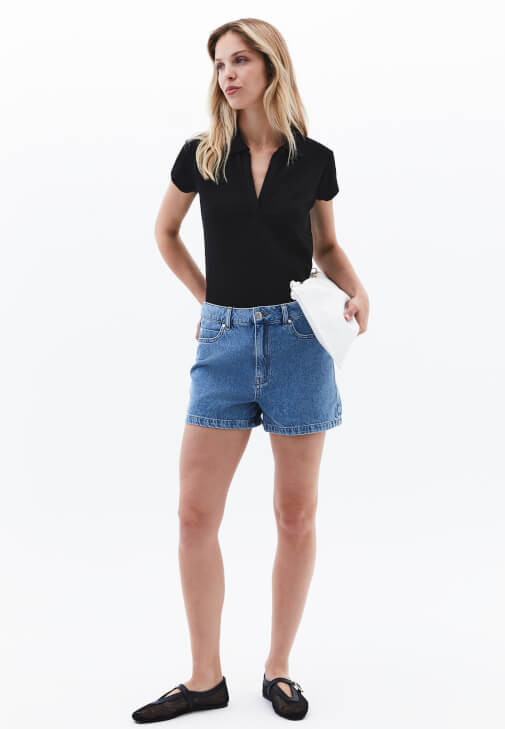 Polo Yaka Tişört ve Denim Şort Kombini