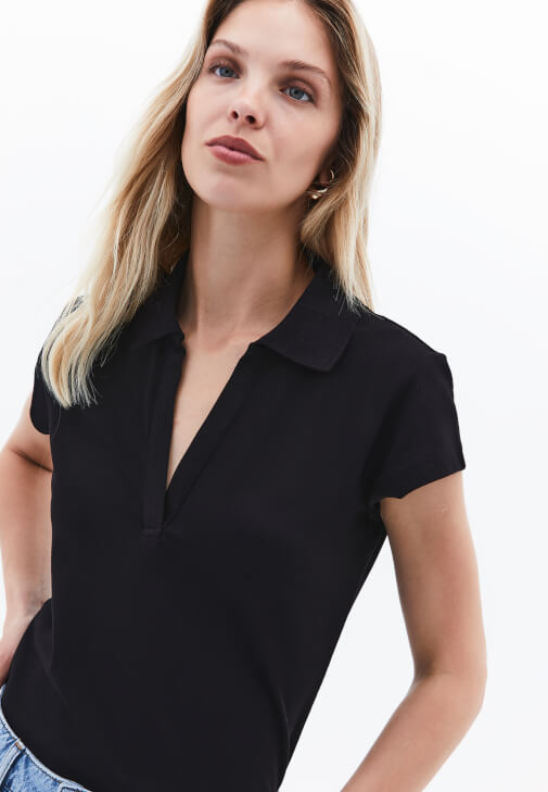 Polo Yaka Tişört ve Denim Şort Kombini