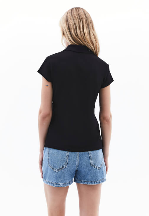 Polo Yaka Tişört ve Denim Şort Kombini