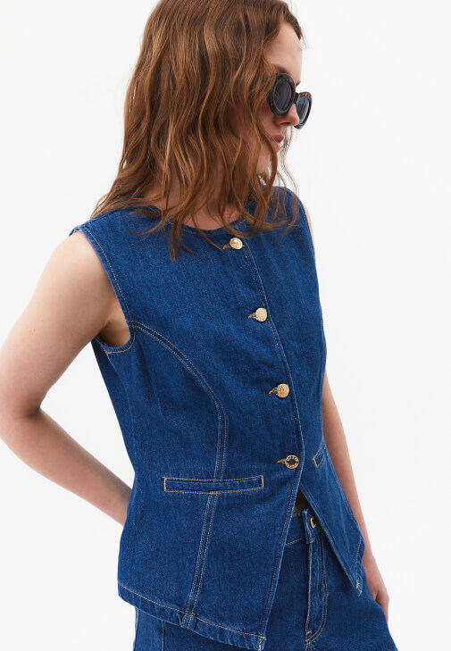 Denim Yelek ve Denim Şort Kombini