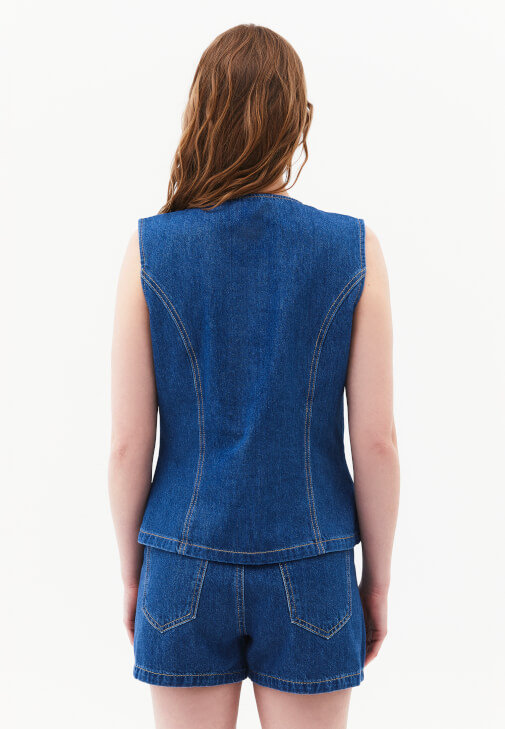 Denim Yelek ve Denim Şort Kombini