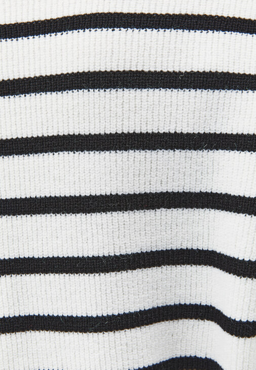 Çizgili Kazak ve Barrel-Fit Denim Kombini