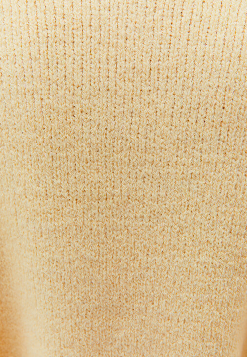 Bot Yaka Kazak ve Asimetrik Pantolon Kombini