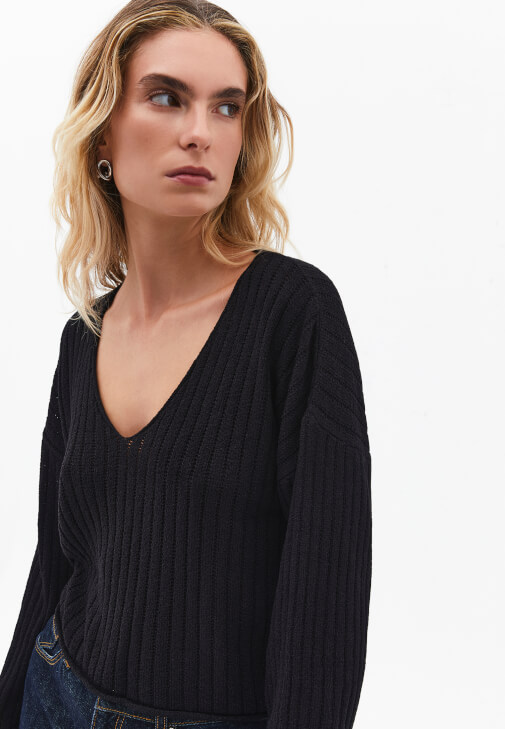 Triko Kazak ve Barrel-Fit Denim Kombini