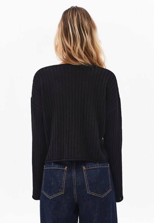 Triko Kazak ve Barrel-Fit Denim Kombini