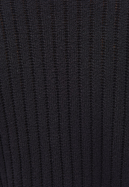 Triko Kazak ve Barrel-Fit Denim Kombini