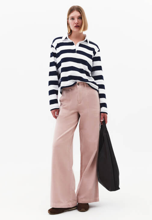  Tencel Pantolon ve Çizgili Tişört Kombini
