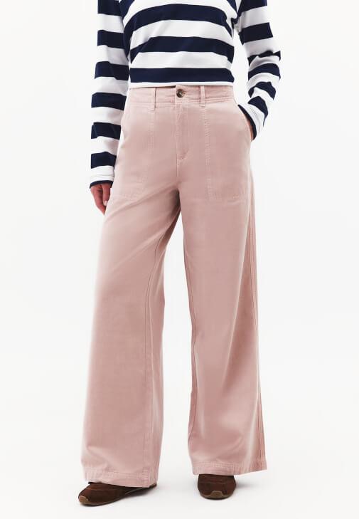 Tencel Pantolon ve Çizgili Tişört Kombini