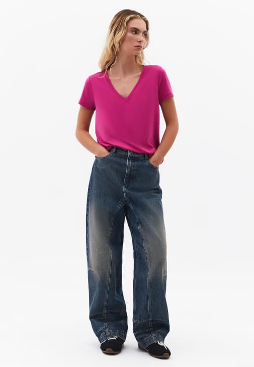 Modal Tişört ve Baggy-Fit Denim Kombini