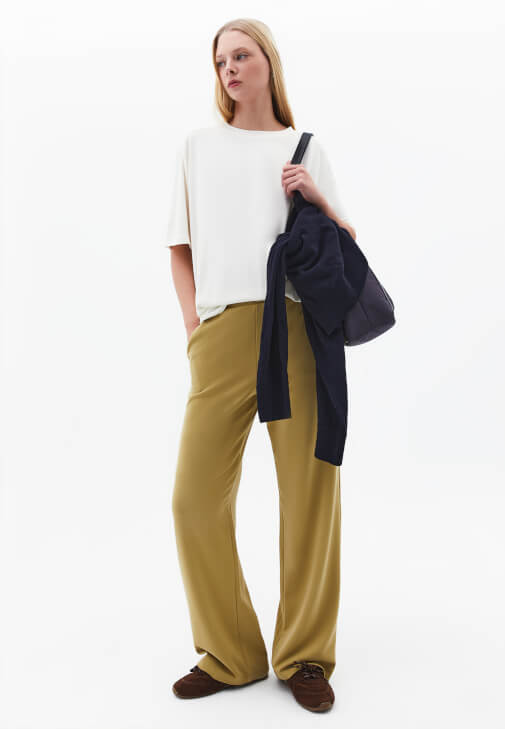  Modal Tişört ve Straight-Fit Pantolon Kombini