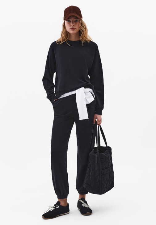  Jogger Pantolon ve Modal Sweatshirt Kombini