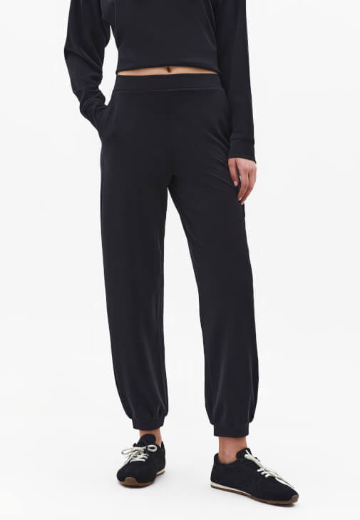 Jogger Pantolon ve Modal Sweatshirt Kombini