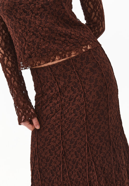 Dantelli Etek ve Tişört Kombini