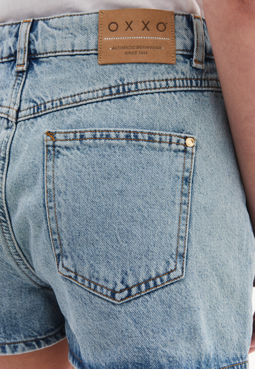 Yüksek Bel Denim Şort ve Tişört Kombini