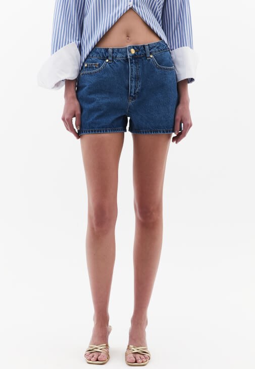 Denim Şort ve Çizgili Gömlek Kombini