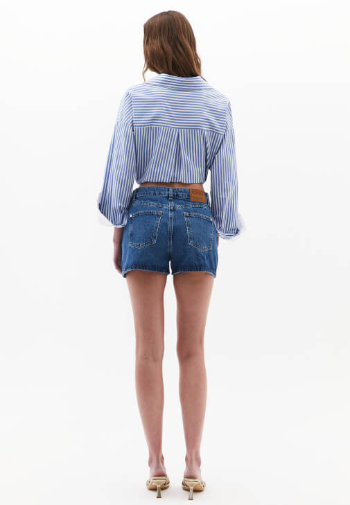 Denim Şort ve Çizgili Gömlek Kombini