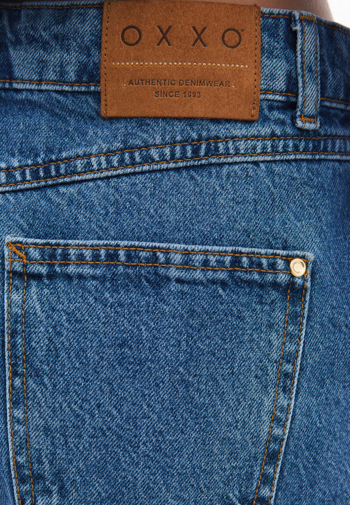 Denim Şort ve Çizgili Gömlek Kombini