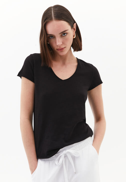 Pamuklu V Yaka Tişört ve Keten Pantolon Kombini