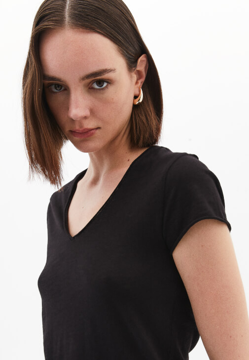 Pamuklu V Yaka Tişört ve Keten Pantolon Kombini