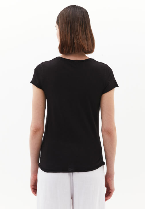 Pamuklu V Yaka Tişört ve Keten Pantolon Kombini