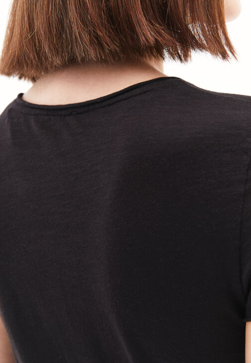 Pamuklu V Yaka Tişört ve Keten Pantolon Kombini