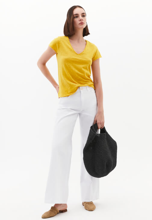 Pamuklu V Yaka Tişört ve Wide-Leg Pantolon Kombini