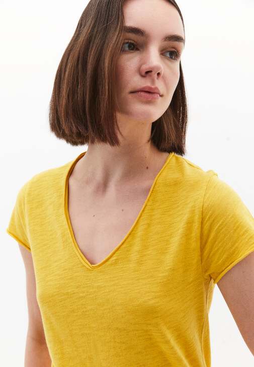 Pamuklu V Yaka Tişört ve Wide-Leg Pantolon Kombini