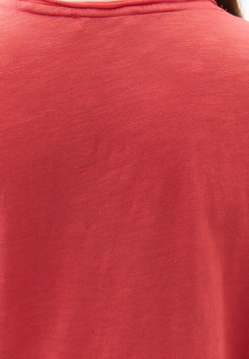 Pamuklu Tişört ve Bol Paça Denim Pantolon Kombini