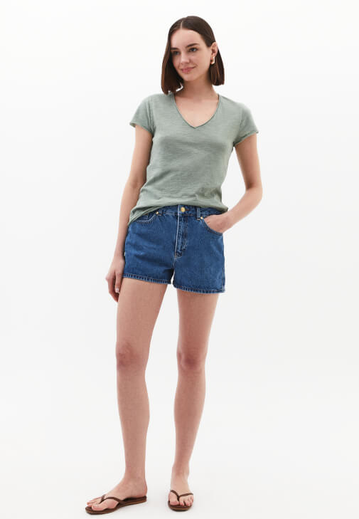 Pamuklu V Yaka Tişört ve Denim Şort Kombini
