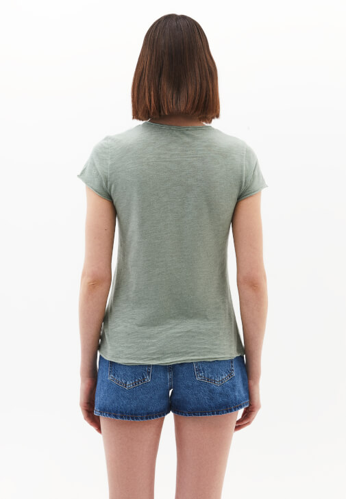 Pamuklu V Yaka Tişört ve Denim Şort Kombini