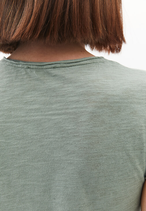 Pamuklu V Yaka Tişört ve Denim Şort Kombini