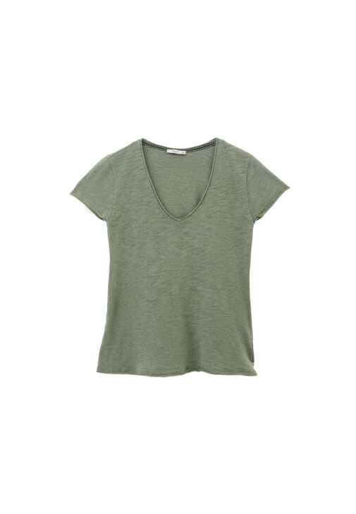 Pamuklu V Yaka Tişört ve Denim Şort Kombini