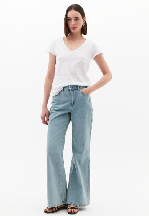 Pamuklu V Yaka Tişört ve Yüksek Bel Denim Pantolon Kombini