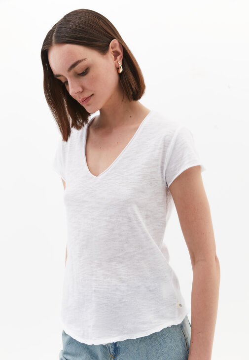 Pamuklu V Yaka Tişört ve Yüksek Bel Denim Pantolon Kombini