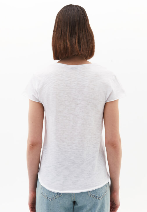 Pamuklu V Yaka Tişört ve Yüksek Bel Denim Pantolon Kombini