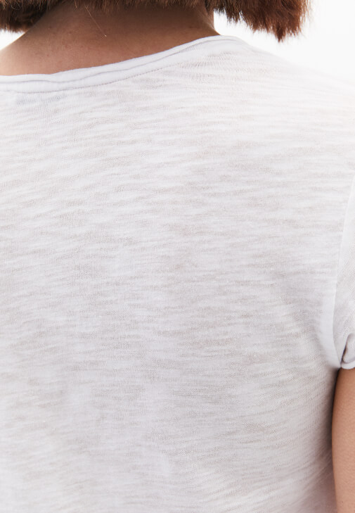 Pamuklu V Yaka Tişört ve Yüksek Bel Denim Pantolon Kombini