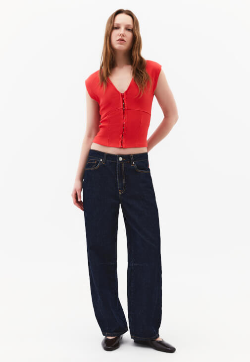  V Yaka Tişört ve Pantolon Kombini