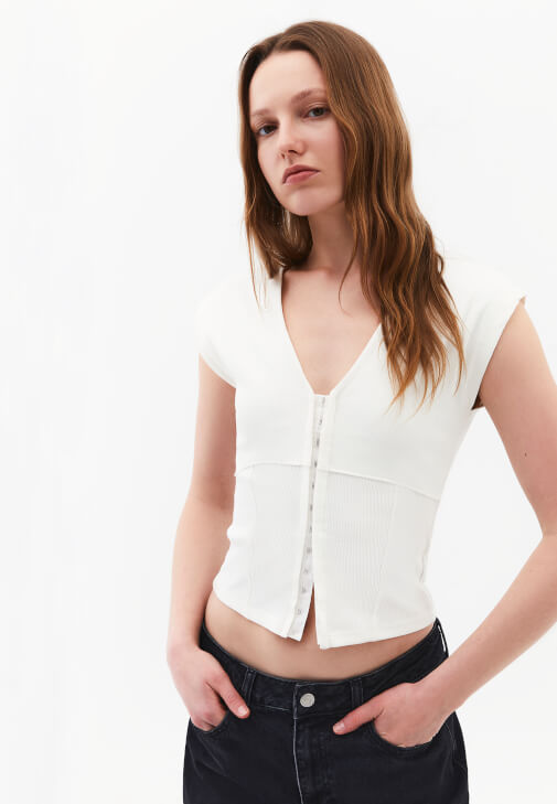 V Yaka Tişört ve Barrel-Fit Pantolon Kombini