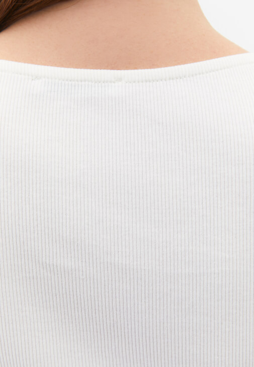 V Yaka Tişört ve Barrel-Fit Pantolon Kombini