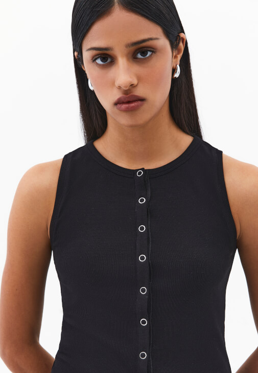 Çıtçıtlı Atlet ve Barrel-Fit Pantolon Kombini