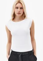 Bayan Beyaz Bot Yaka Tişört