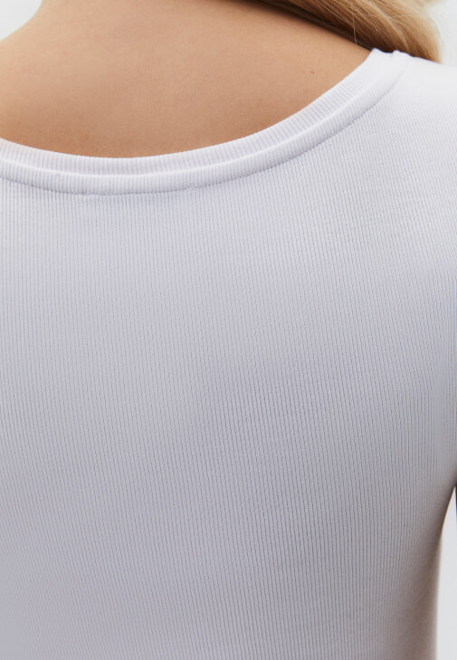 Bot Yaka Tişört ve Carrot-Fit Pantolon Kombini