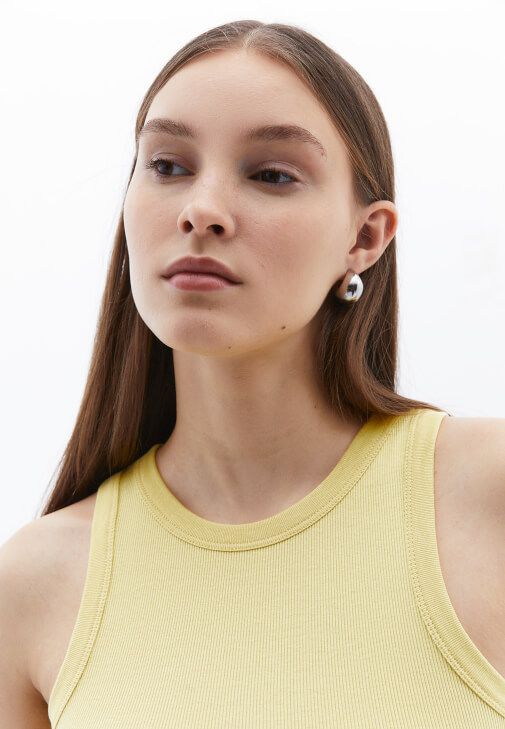 Pamuklu Halter Yaka Atlet ve Yün Ceket Kombini