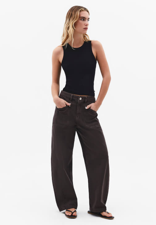 Pamuklu Atlet ve Denim Pantolon Kombini