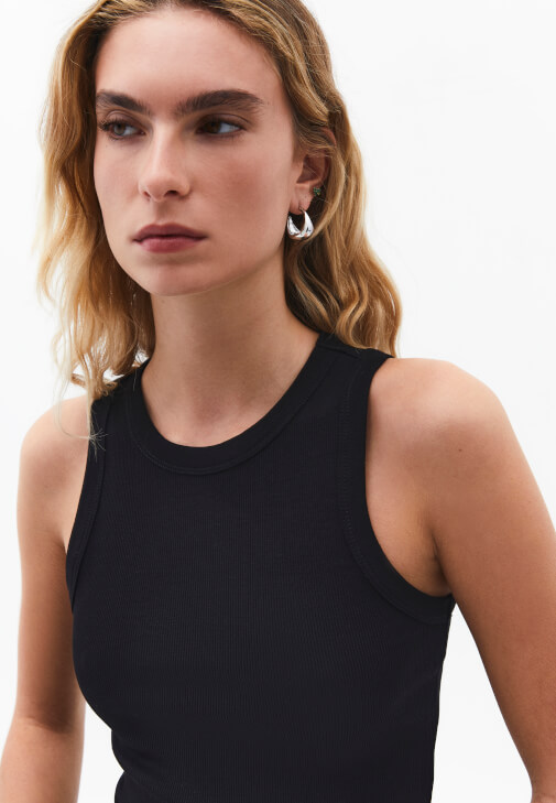 Pamuklu Atlet ve Denim Pantolon Kombini