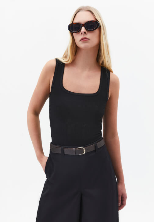 Siyah Kare Yaka Atlet